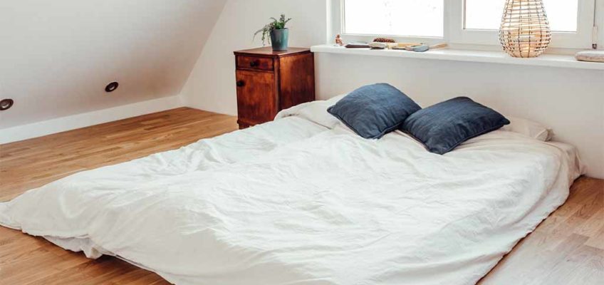 Dormir par terre : est-ce une bonne idée ?